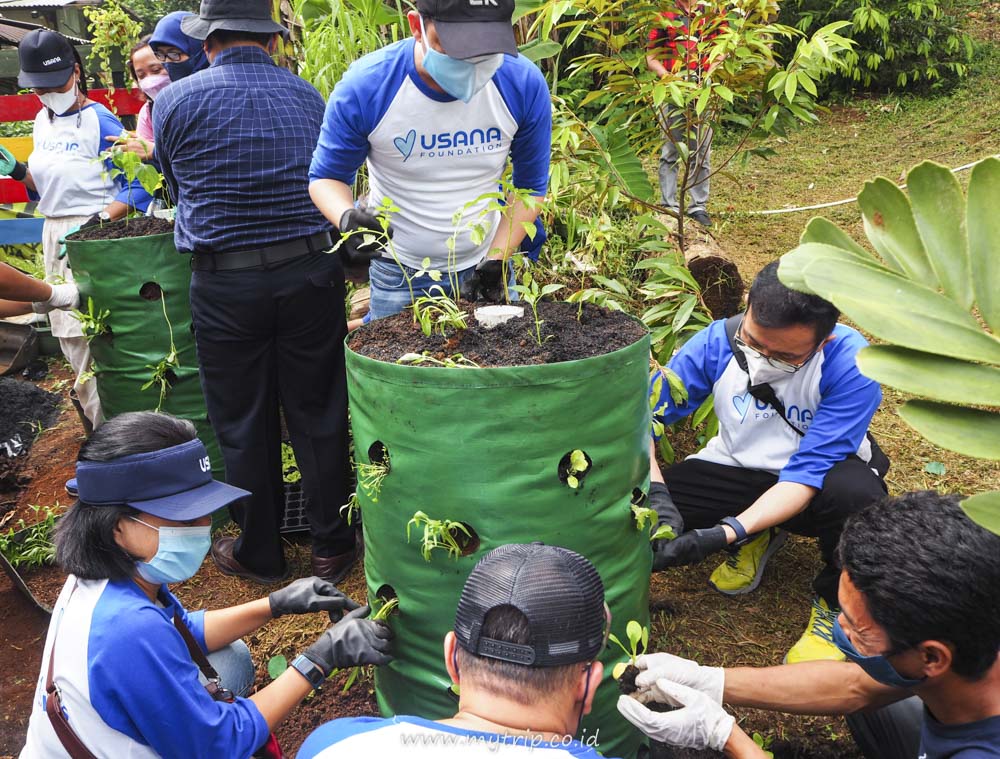 SERAH TERIMA 105 GARDEN TOWERS DARI USANA INDONESIA DAN IPB KEPADA WANITA TANI